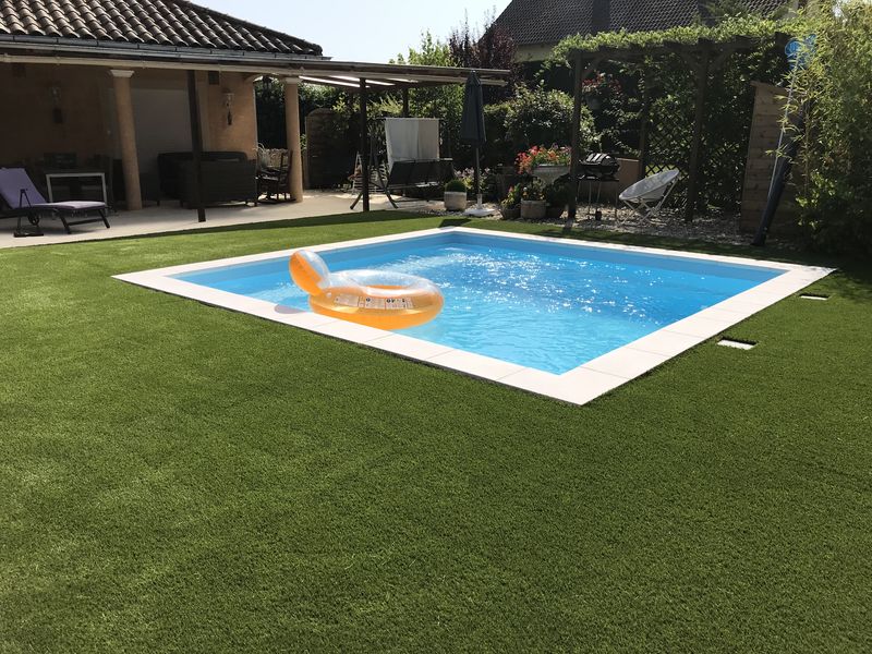 Plage de piscine en gazon synthétique